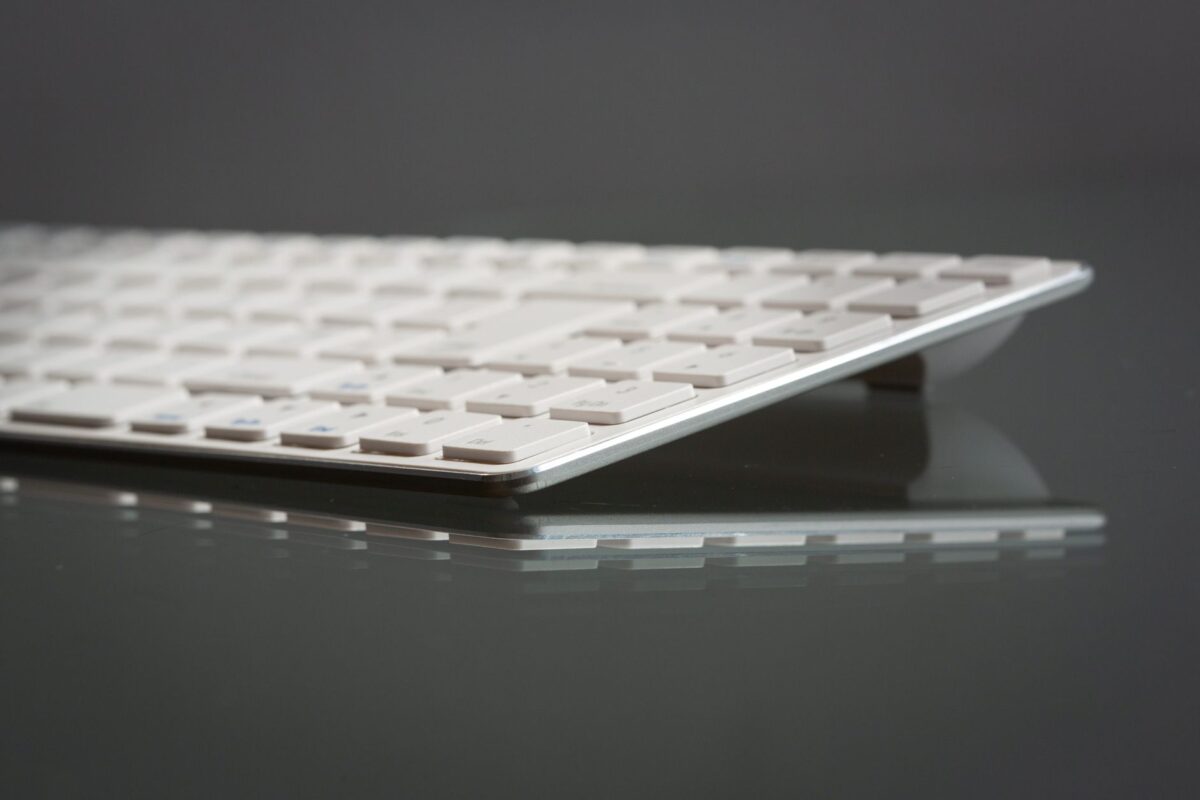 nettoyer clavier sécurité enlever poussière entre